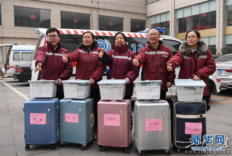 河北省第一批赴鄂抗疫医疗队的几名党员在出发前为自己的队伍加油鼓劲(1月26日摄)。 新华社记者 牟宇 摄