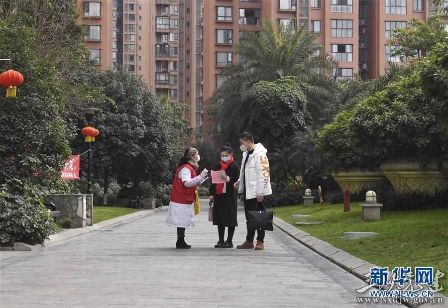 曹倩茹(左一)在社区内为群众宣传防疫知识。家住四川省成都市锦江区狮子山街道佳宏路社区的曹倩茹退休前在四川省雅安市疾控中心防疫科工作,是一名有着近40年防疫工作经验的党员,68岁的她主动请缨,积极参与所在社区的防疫工作(2月4日摄)。 新华社记者 刘坤 摄