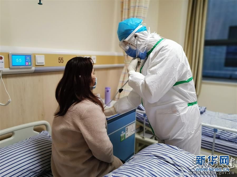 在南昌大学第一附属医院,呼吸与危重症医学科副主任许飞给患者做检查(1月28日摄)。 新华社记者 彭昭之 摄