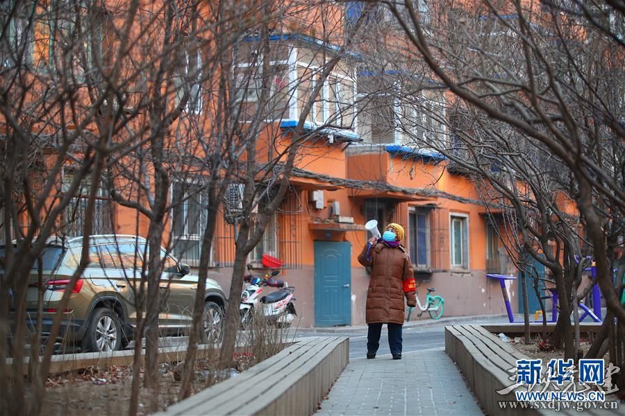 沈阳市和平区太原街街道民族社区党员志愿者金丽在播放疫情防控注意事项(2月7日摄)。 新华社记者 龙雷 摄