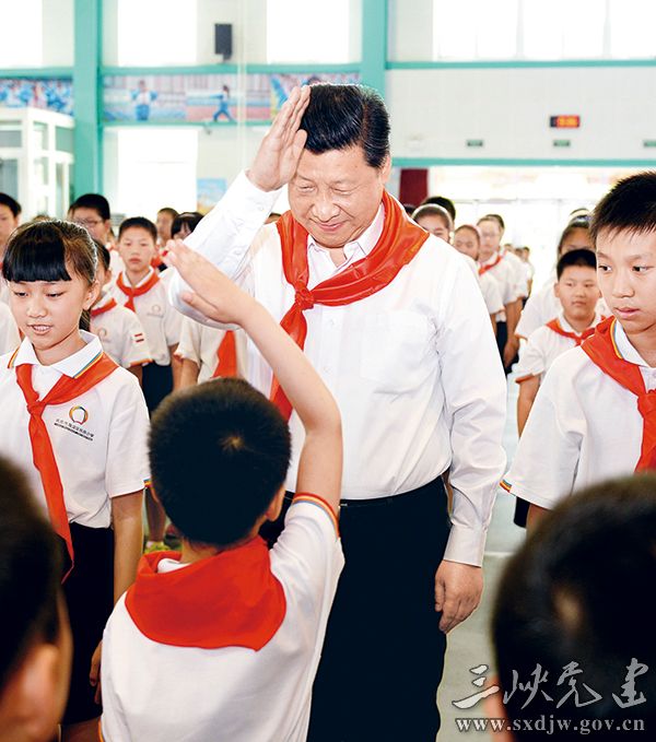 2014年5月30日上午，中共中央总书记、国家主席、中央军委主席习近平来到北京市海淀区民族小学，参加庆祝“六一”国际儿童节活动。这是习近平参加少先队入队仪式。 新华社记者 李涛/摄