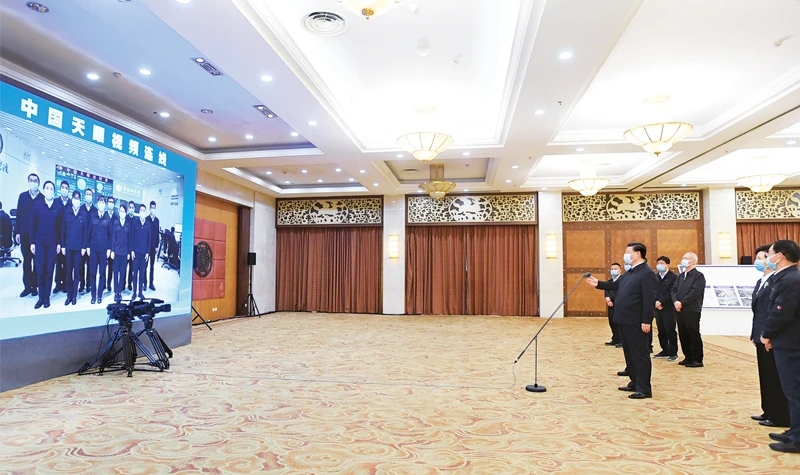 2021年2月3日至5日，中共中央总书记、国家主席、中央军委主席习近平来到贵州考察调研，看望慰问各族干部群众，向全国各族人民致以美好的新春祝福。这是5日上午，习近平通过视频察看“中国天眼”现场，同总控室的科技工作者代表亲切交流，并向全国广大科技工作者拜年。新华社记者 李学仁/摄